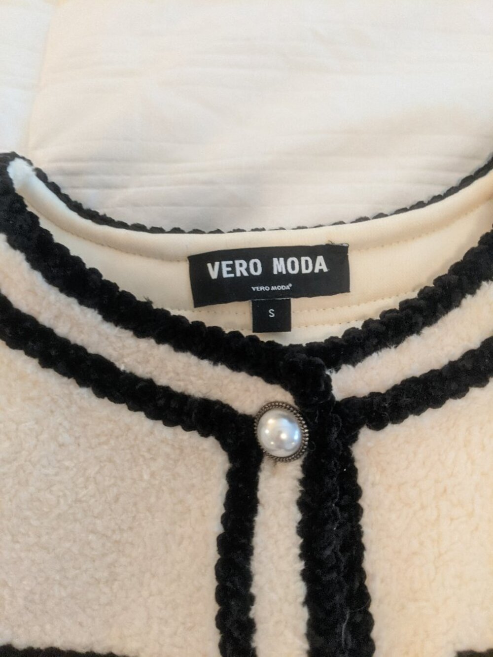 Vero Moda Sherpa Jacket – Women’s Small – Cream/Black Contrast - Picture 2 of 2